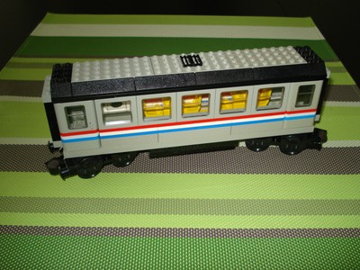 lego train 9v volt metroliner 4558 traincar in a good but used