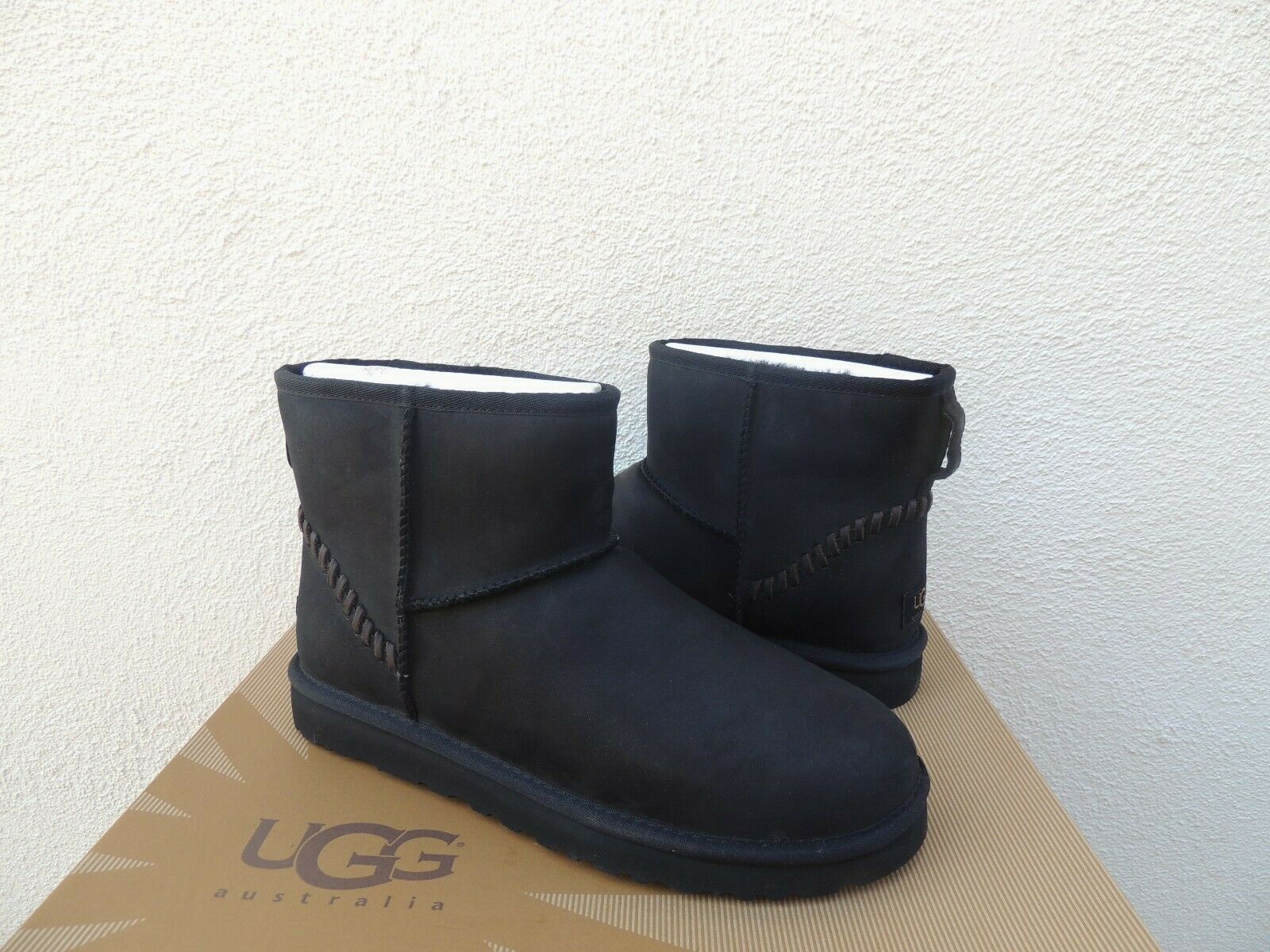Ботинки UGG MEN'S BLACK CLASSIC MINI DECO LEATHER/ SHEEPWOOL BOOTS, US 9/  EUR 42 ~ NEW: купить с доставкой из США, цена 14 438 руб - (193908011897)