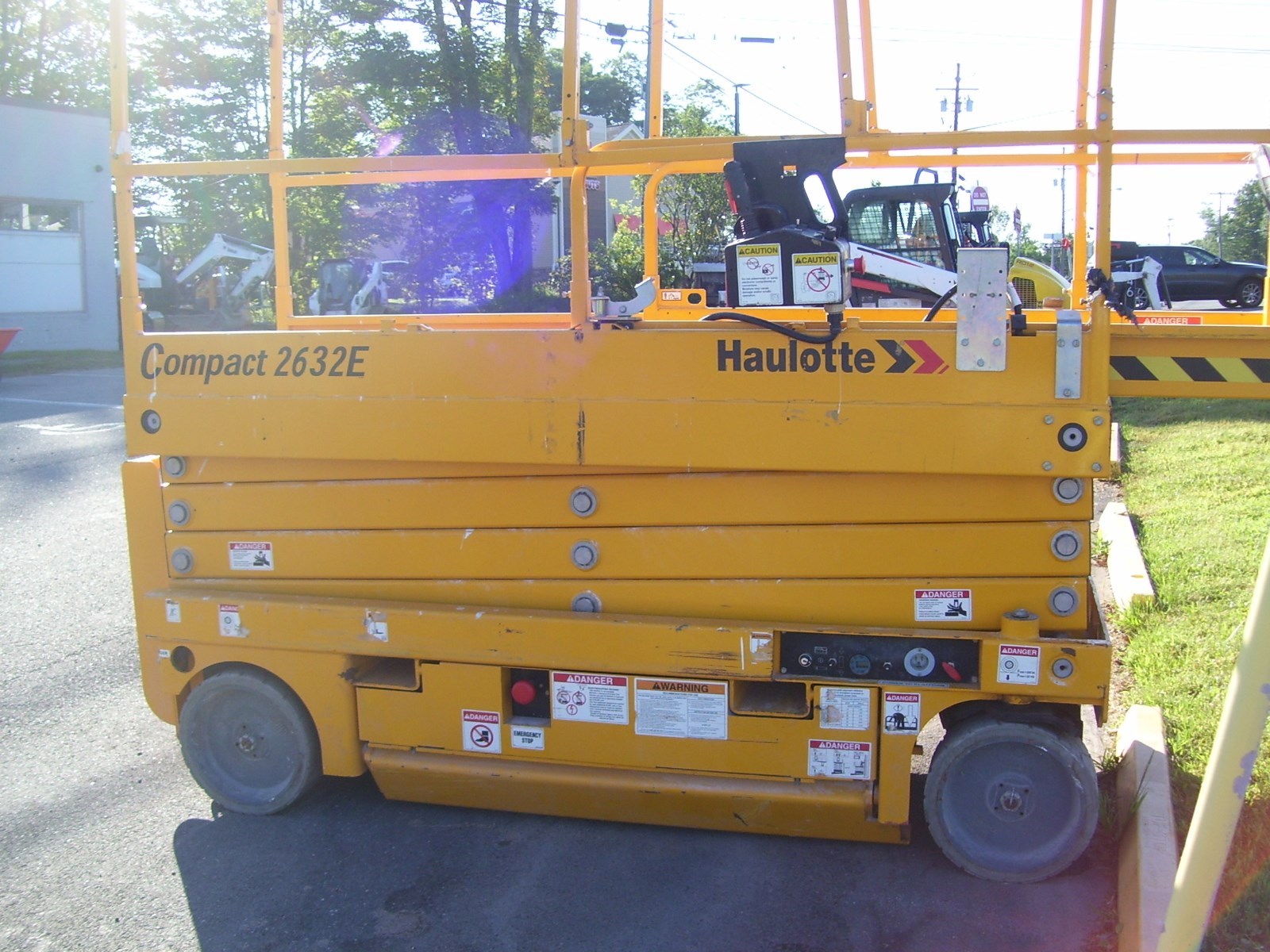 Lift Haulotte Compact 2632 E 2015 Scissor Working Height of 32'  LOW Hours 130