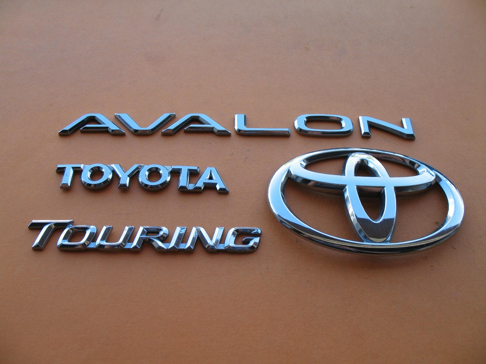 05 06 07 08 09 10 TOYOTA AVALON TOURING REAR LID EMBLEM LOGO