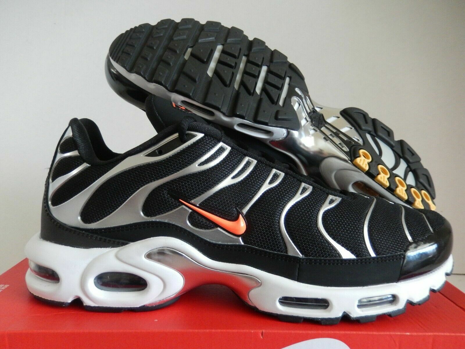 black and silver nike tns