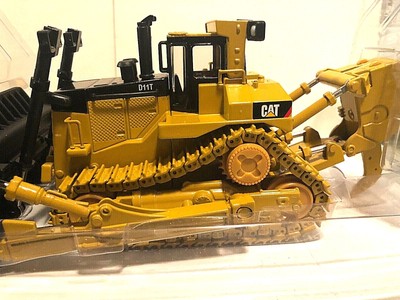 Norscot CAT D11T Track-Type Tractor with Metal Tracks Die-Cast 1:50 scale