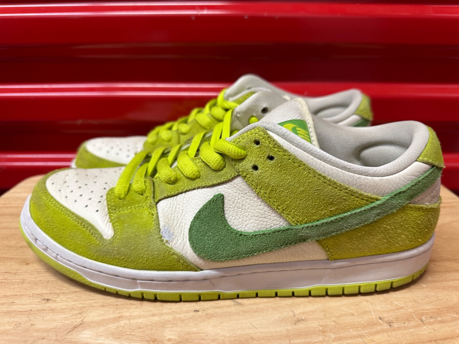 Nike SB Dunk Low Pro Atomic Green Chlorophyll DM0807-300 Nike SB Dunk Low Pro Atomic Green Chlorophyll DM0807-300