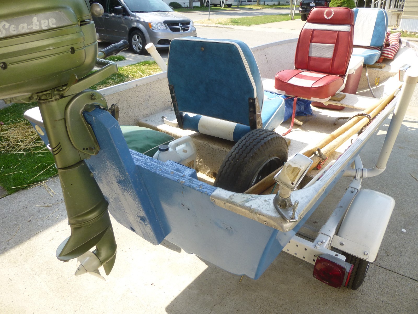 FIBERGLASS FISHING/ROWBOAT, NICE WORKING 5HP MOTOR, OARS, DELUX TRAILER, EXTRAS