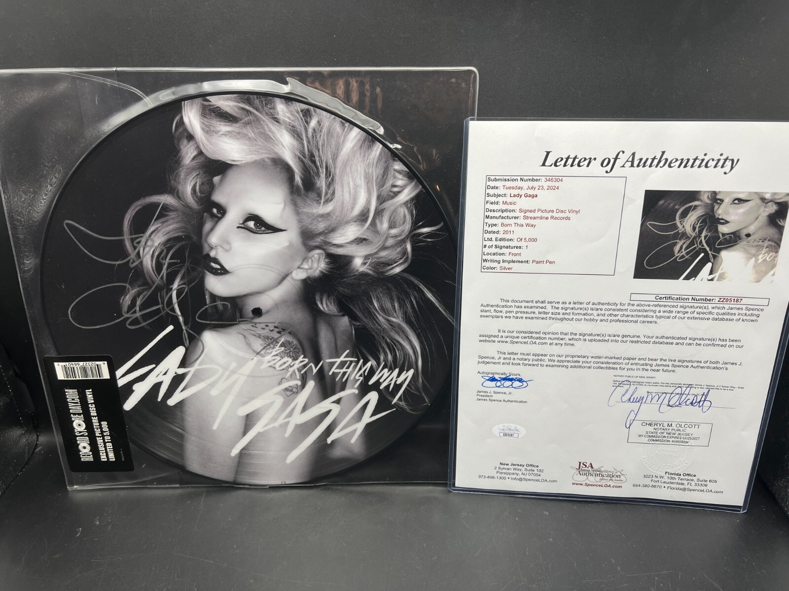 Lady Gaga Born This Way サイン入り缶ケース $_57.JPG?set_id=880000500F