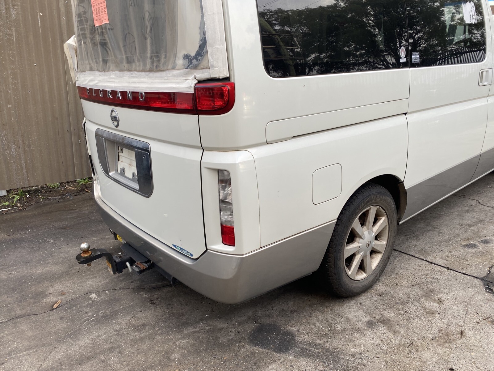 0 Nissan ELGRAND E51 COMPLETE CAR WRECKING image 4