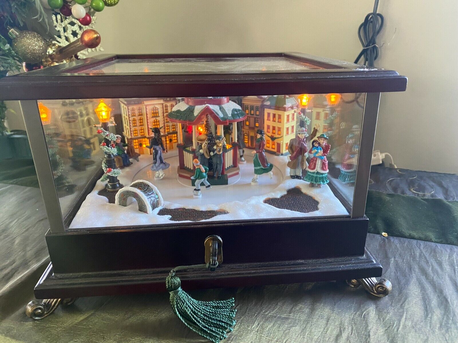 Mr Christmas VICTORIAN ICE SKATERS ANIMATED MUSIC BOX~50 Mr Christmas VICTORIAN ICE SKATERS ANIMATED MUSIC BOX~50