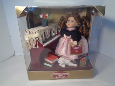 PORCELAIN DOLL ''SKY'' WITH PIANO COLLECTIBLE MEMORIES VINTAGE. 1980s?