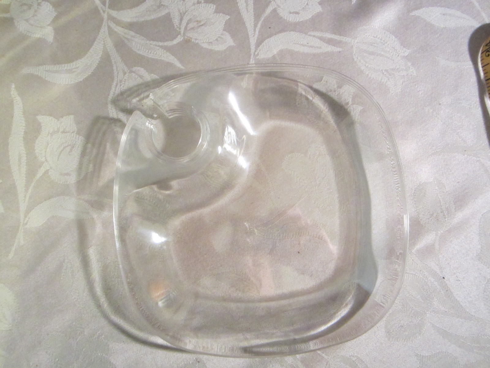 NIB Reusable Acrylic 4 Plates with Built-in Stemware Holder 4 glasses NEW