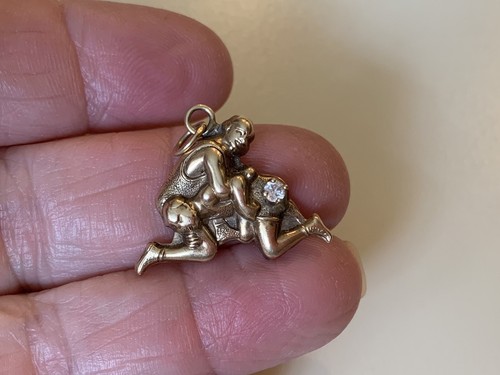 VINTAGE 14K SOLID GOLD WRESTLER MEDAL CHARM WITH DIAMOND & NYC INSCRIPTION