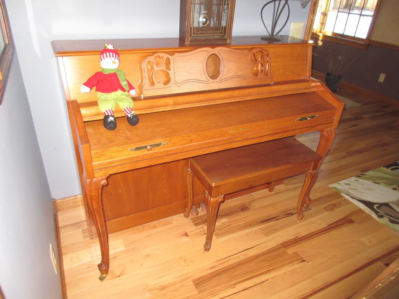 Wurlitzer Upright Piano Model 2245 Oak Music Excellent Condition W/ Bench
