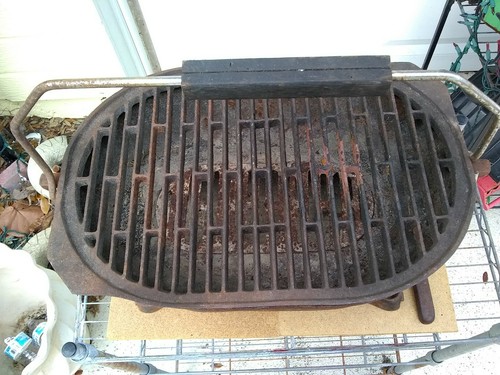 VINTAGE CAST IRON HIBACHI CHARCOAL GRILL Good Condition.