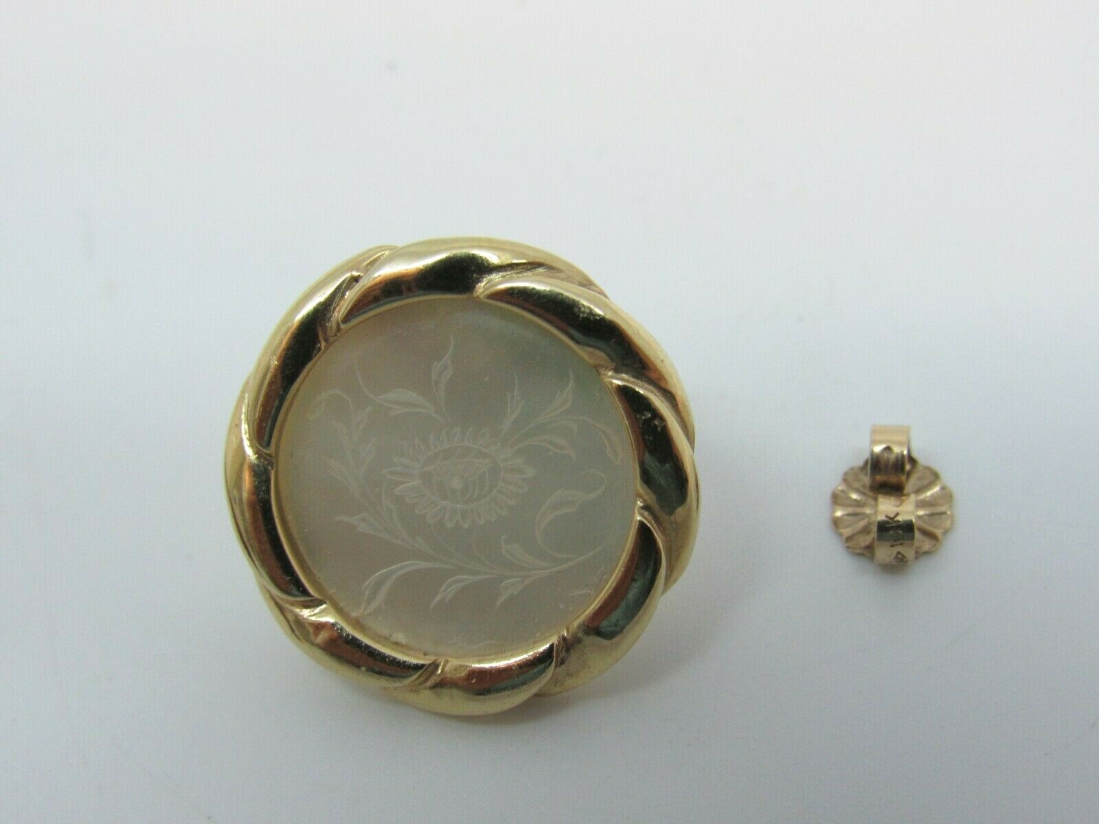 Diamond Mother Pearl Earring in 14K Yellow Gold.