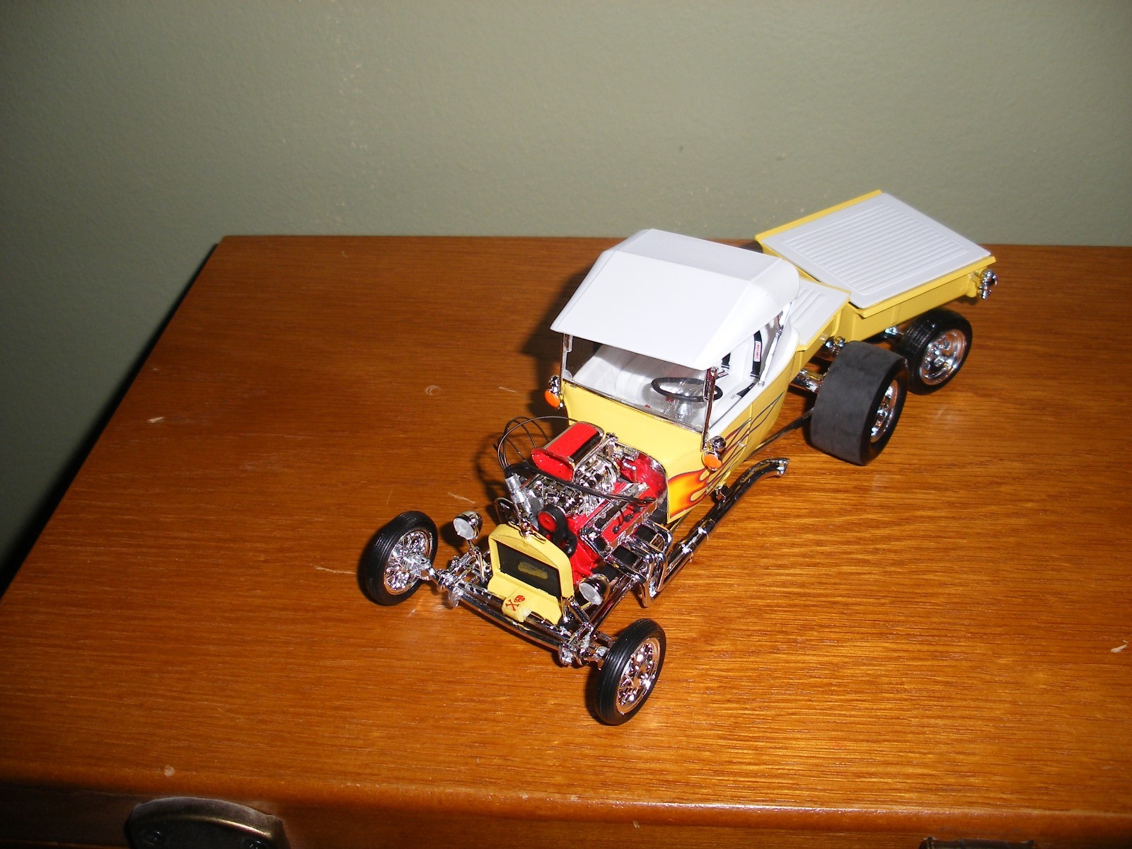 ADULT CUSTOM BUILT FORD T STREET ROD MODEL IN 1/24 SCALE  NEW