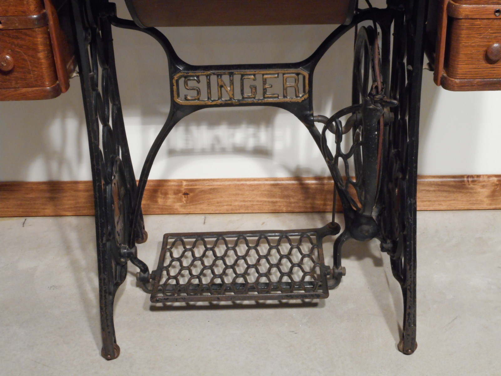 1929 Singer Sewing Machine Model No. 66 Wood Cabinet Table Treadle AC587500