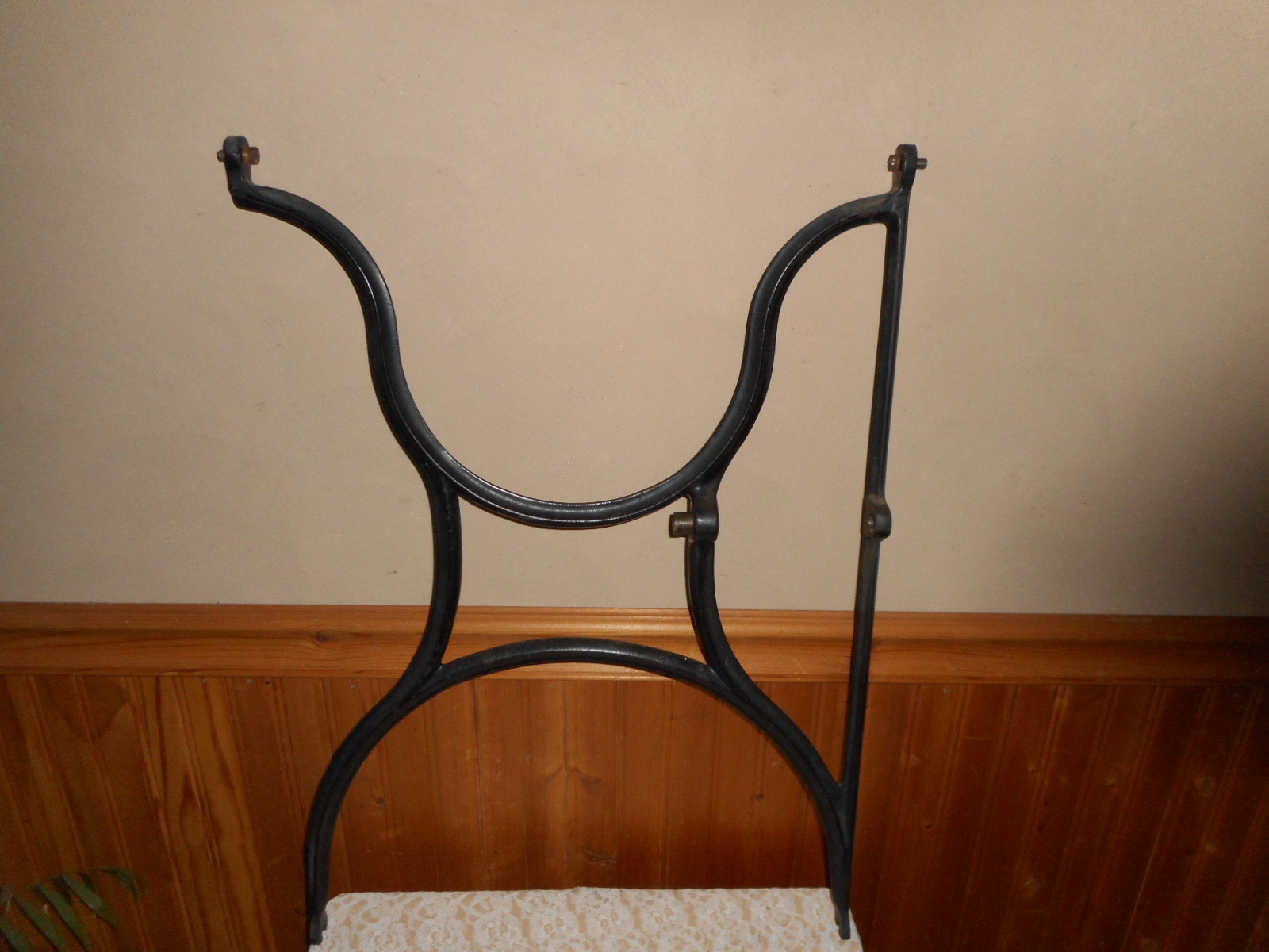 ANTIQUE FAVORITE TREADLE SEWING MACHINE CAST IRON CENTER SUPPORT