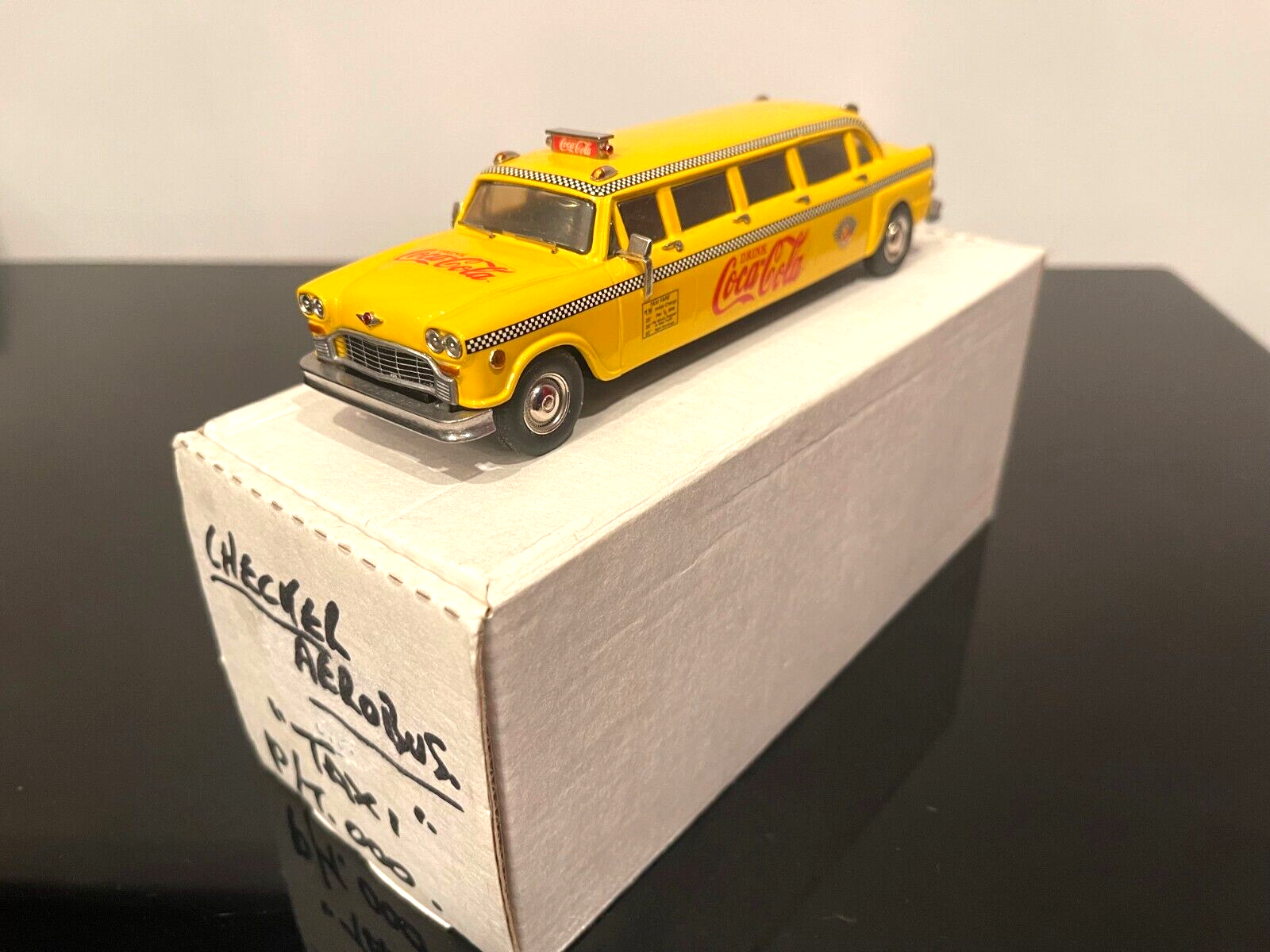 Mini Marque 1958 Checker Aerobus Limousine Taxi Cab 1/43