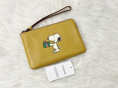 【COACH X PEANUTS】コーナー ジップ リストレット・スヌーピー 公式】コーチアウトレット | 【COACH X PEANUTS】コーナー