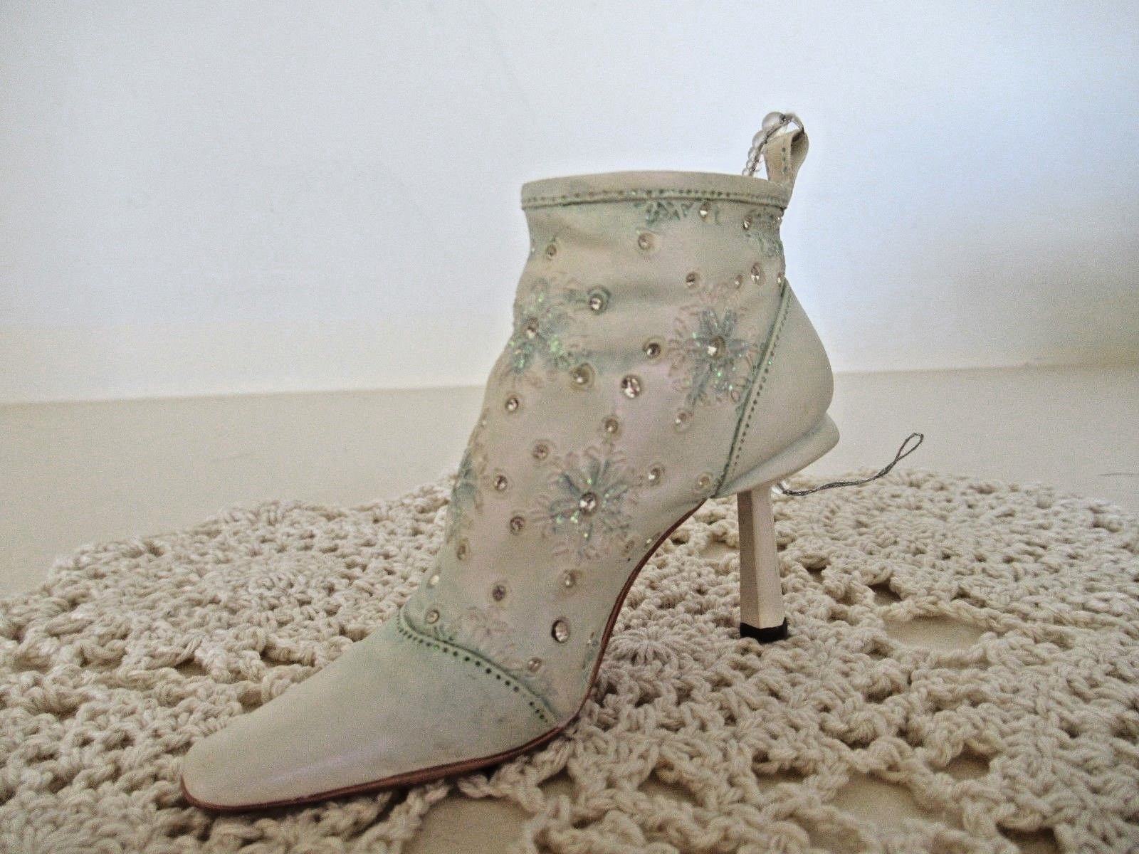 JTRS  JUST THE RIGHT SHOE  # 90200.  LET IT SNOW.  2001.  Miniature shoe. BNIB.