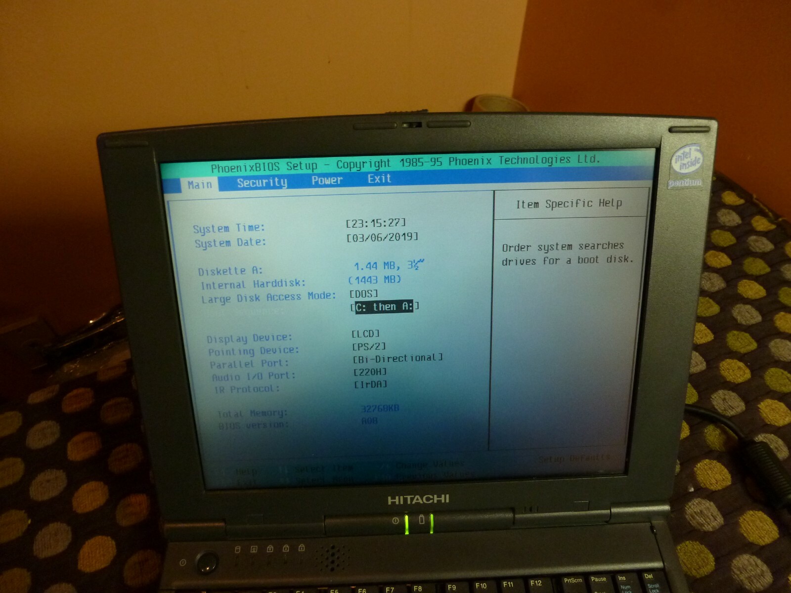 Hitachi E-133DN/1000 NOTEBOOK  133MHZ 32MB RAM 1443MB HD WIN 98