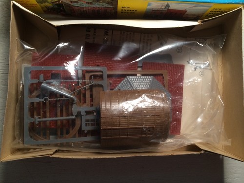 HO SCALE Lot Of 2 Water Tower Building Kit & Signals Signs
