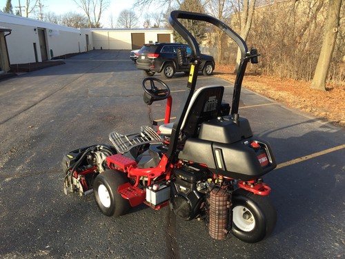 2015 Toro Greensmaster TriFlex™ 3300 Greens Mower