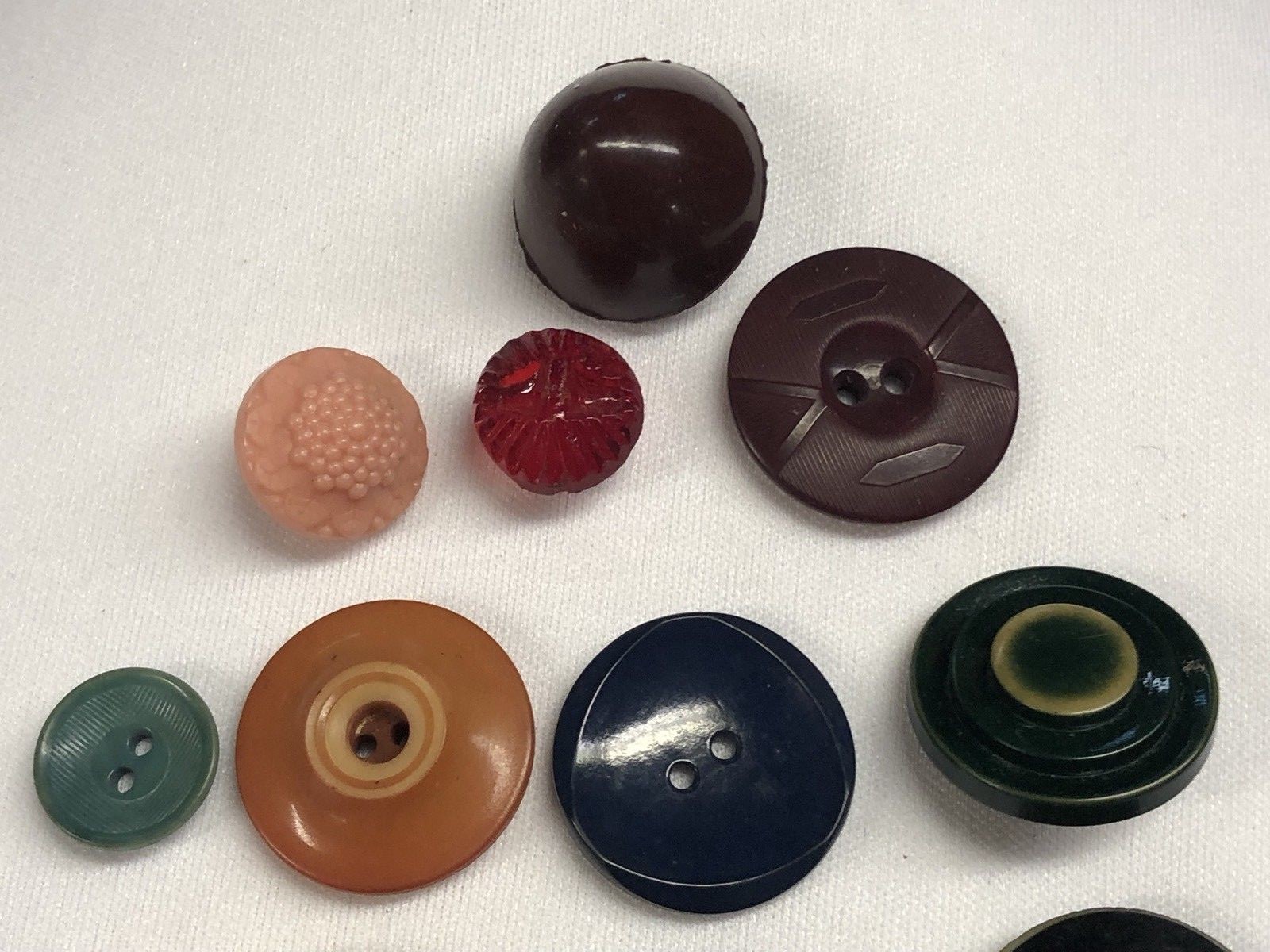 MIXED LOT OF 26 EARLY PLASTIC BUTTONS COG PINWHEEL BAKELITE CELLULOID PINK RED