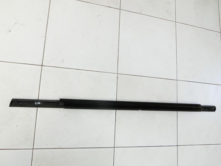Jeep Grand Cherokee WK2 13-17 Leiste für Tür Scheibendichtung Links Hinten  - Bild 4