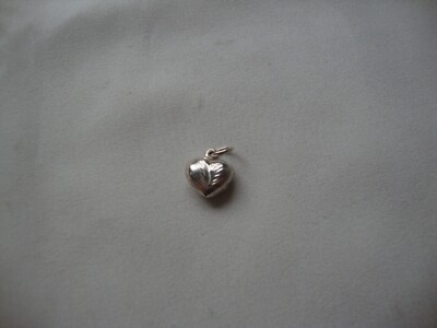 VINTAGE 1980s TINY 3D PUFFY ETCHED HEART STERLING SILVER 925 CHARM/PENDANT
