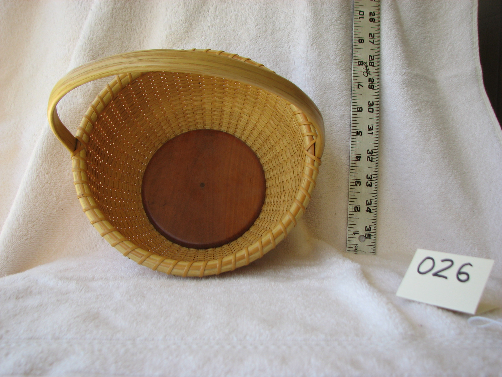 Nantucket Basket #026. Handmade basket with stationary handle