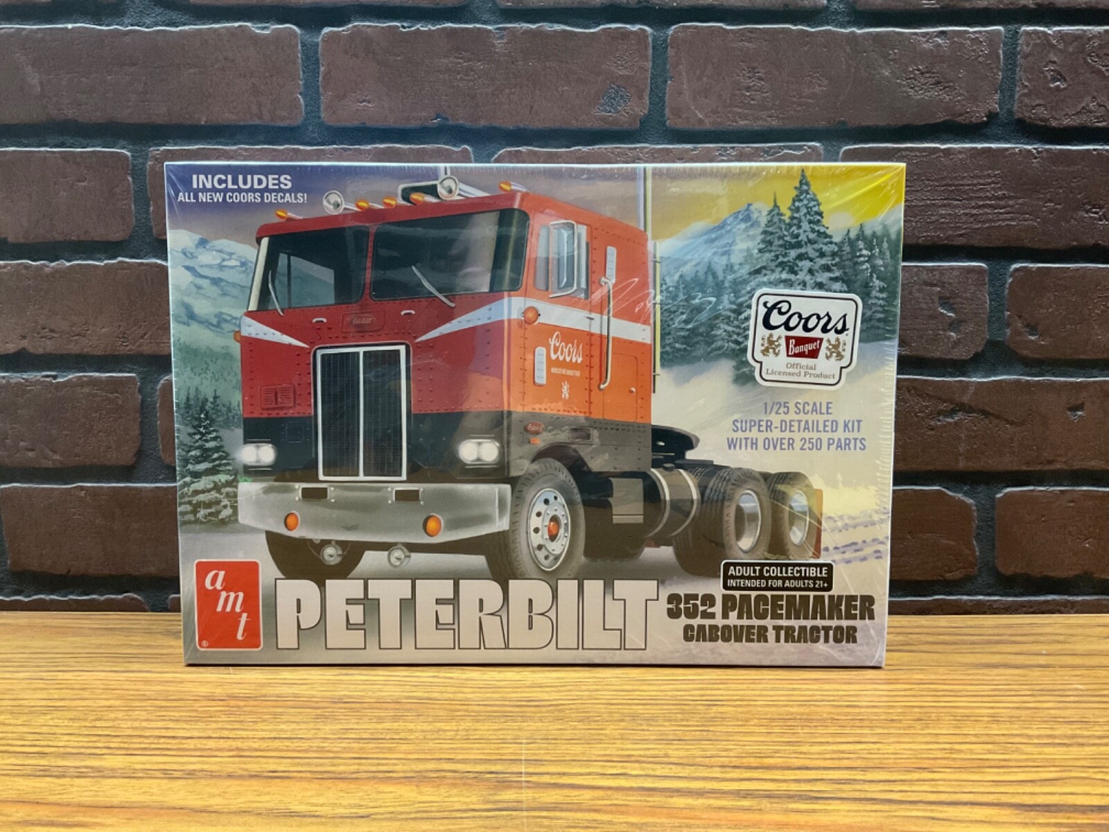 AMT 1/25 Scale Peterbilt 352 Pacemaker Cabover Tractor Model