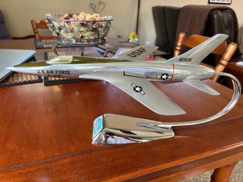 1/50 TOPPING REPUBLIC F-105 THUNDERCHIEF  METAL DISPLAY MODEL W/ STAND