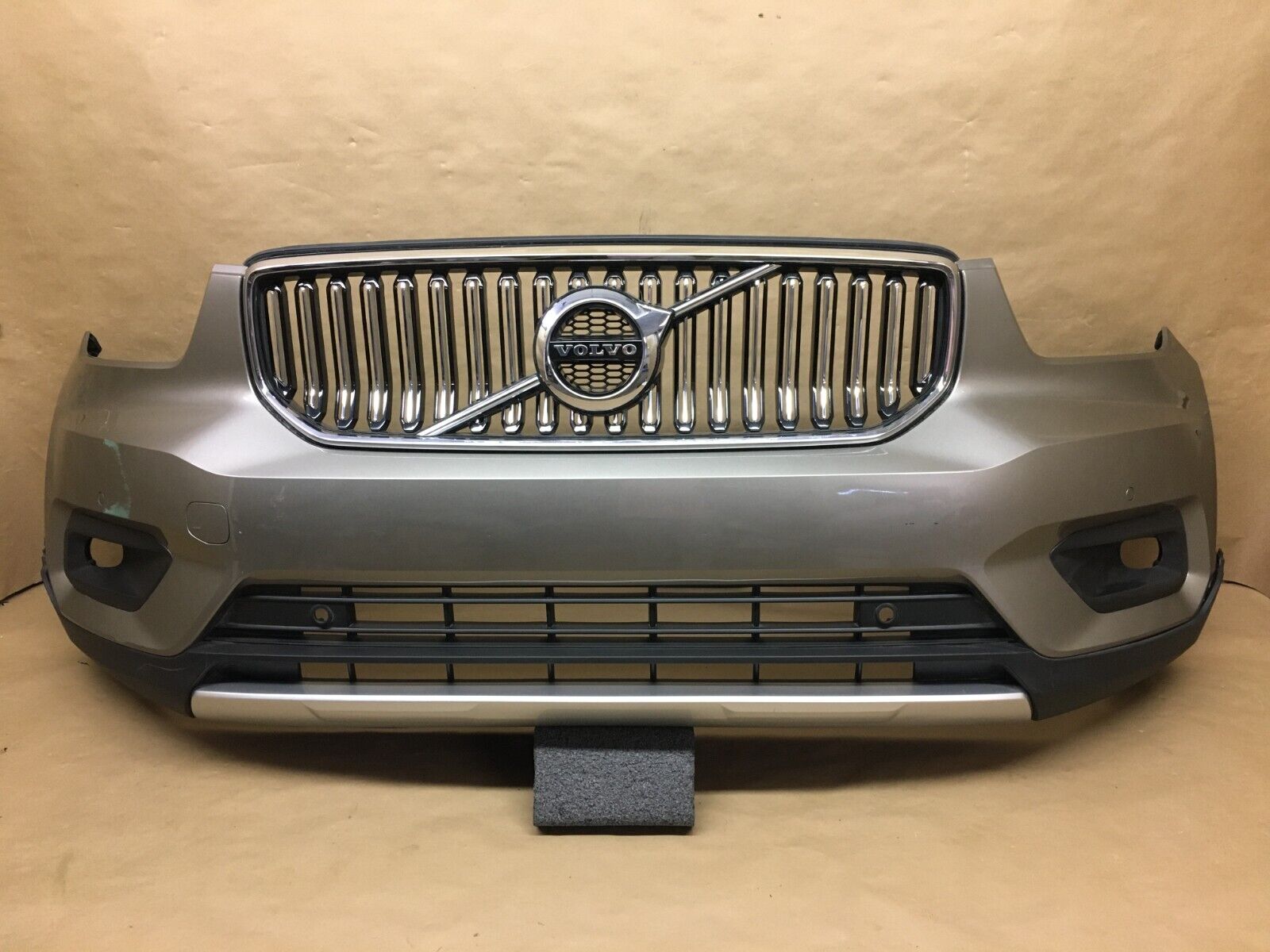 383枚 2019-2022 Volvo XC40 Front Bumper Cover OEM Grille