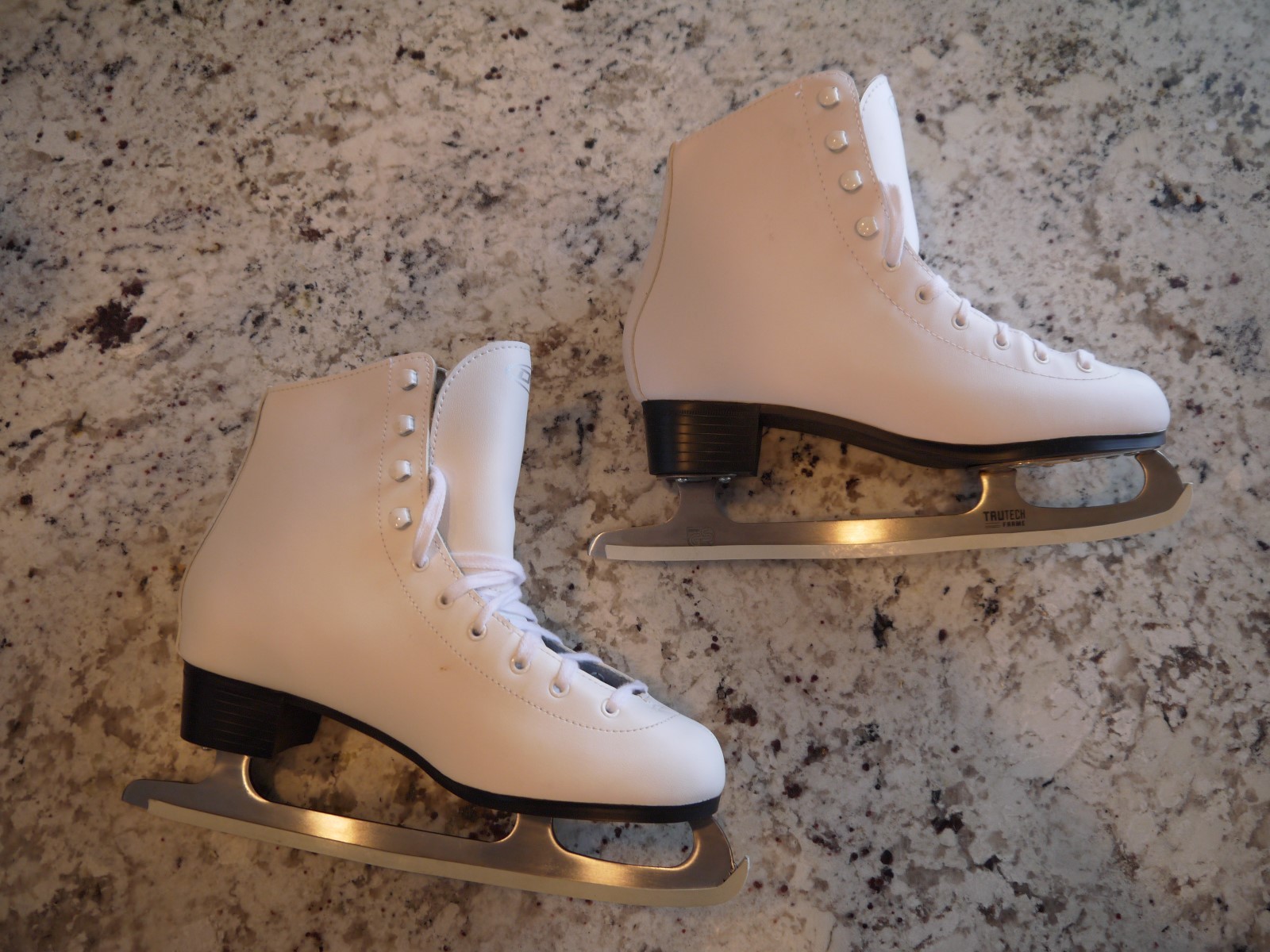 DBX WOMEN'S FIGURE ICE SKATES - 1100 SERIES - SIZE 8 - BRAND NEW