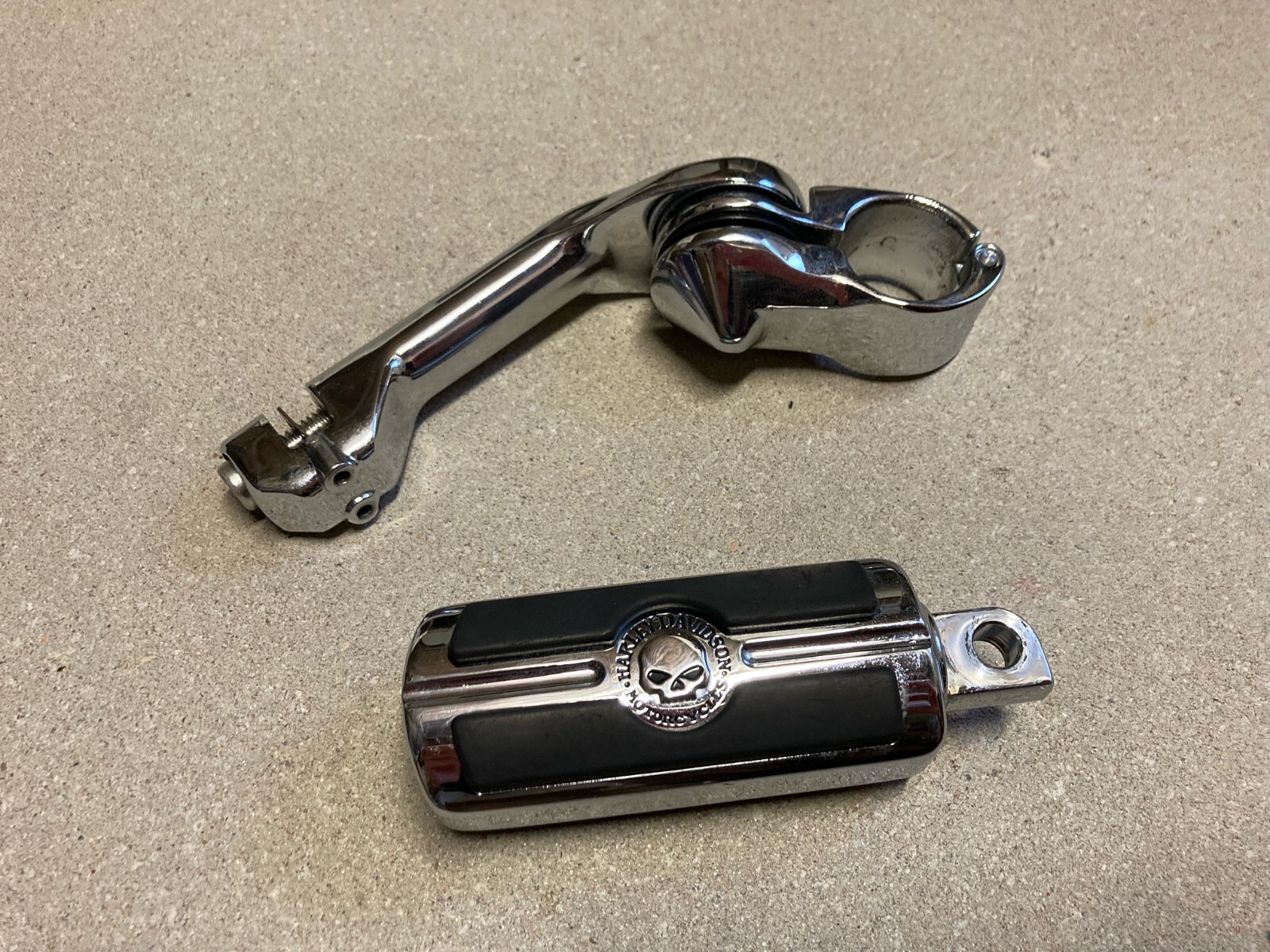 GMIK84A○1脚 Harley OEM Willie G Skull Footpeg Long Adjustable Highway