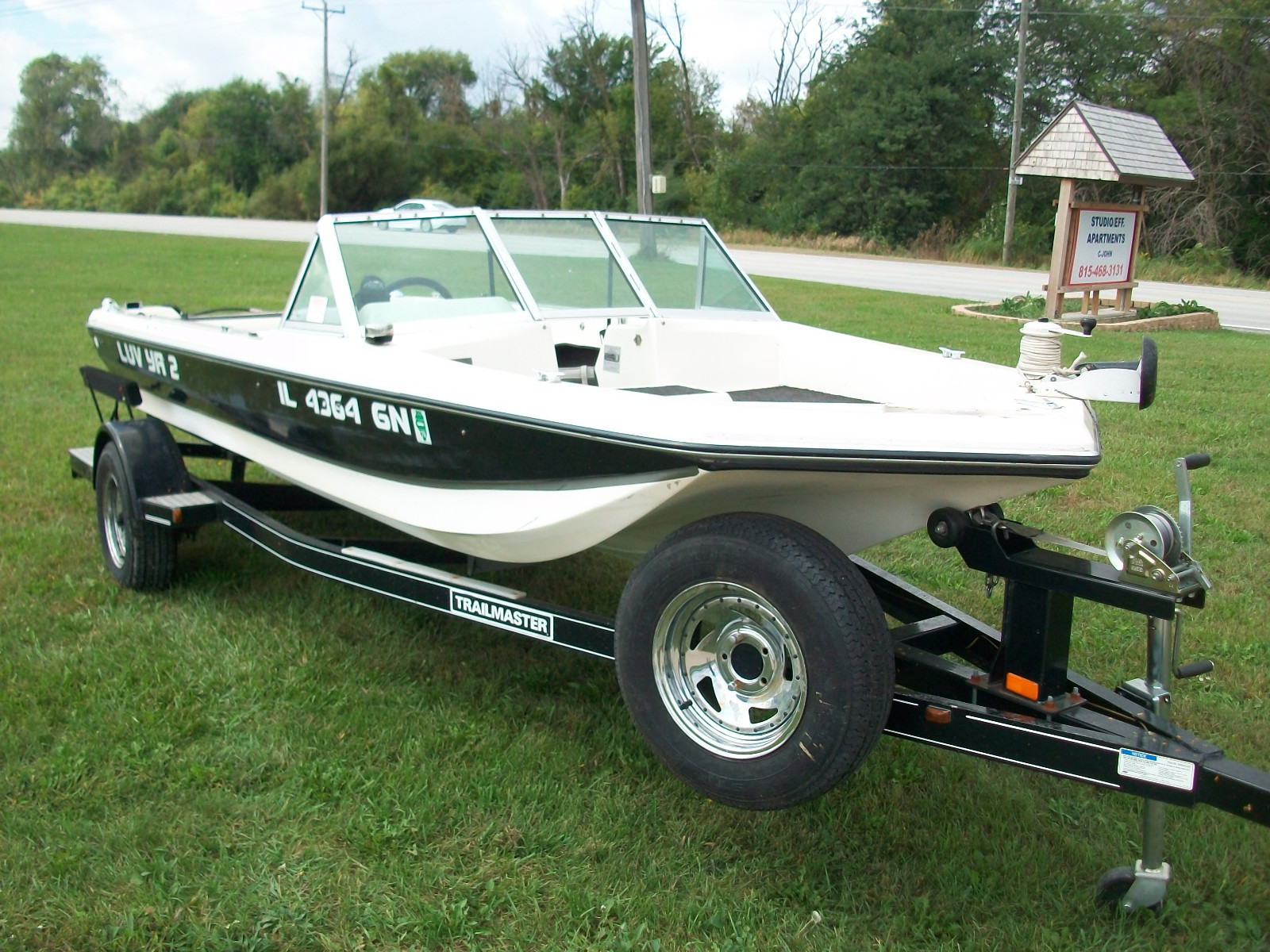 1977 BARETTA 17' TRI-HULL WITH 2008 TRAILMASTER TRAILER, NO MOTOR