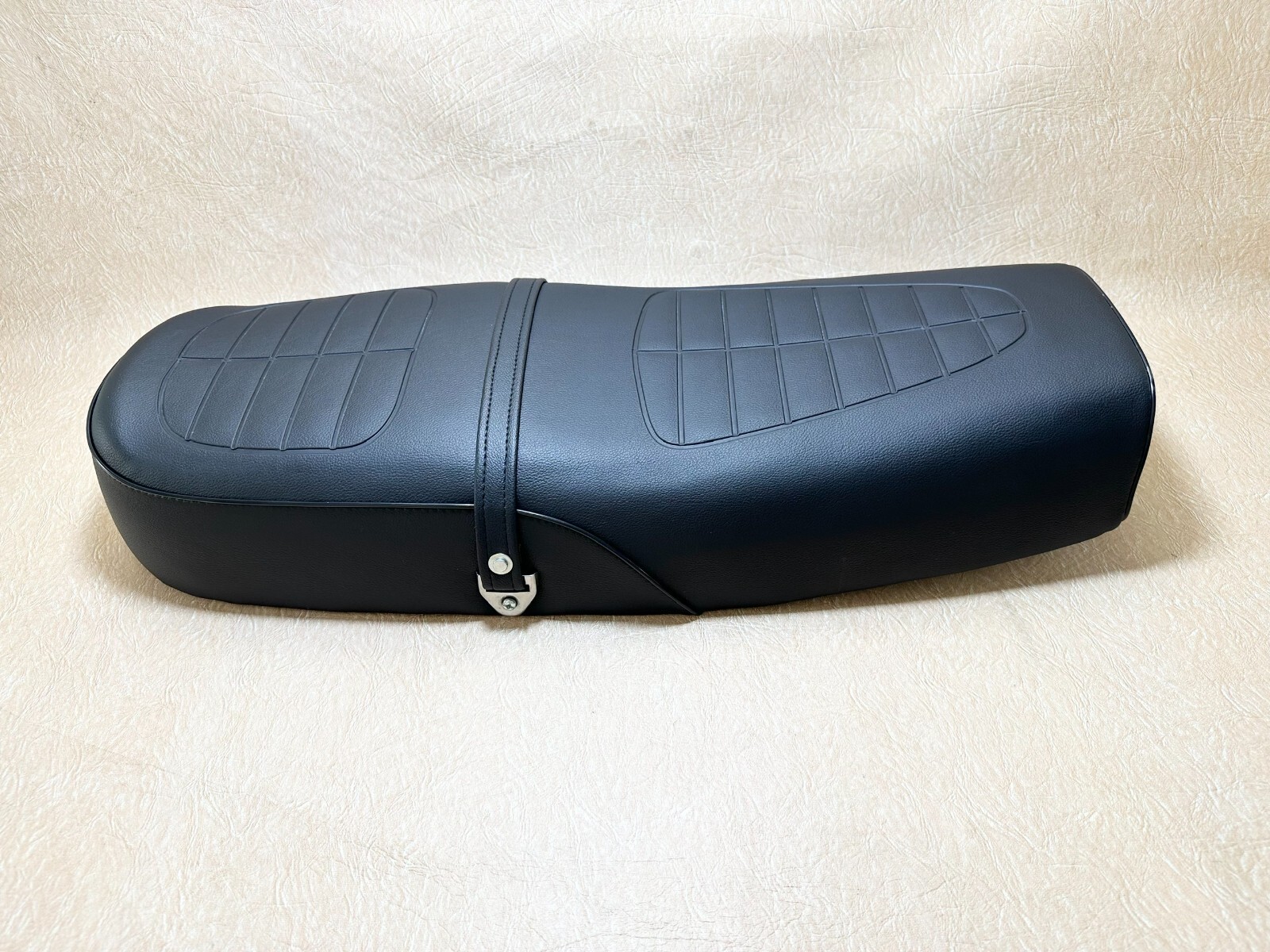 じ*ん様 CB750K　新あんこ 鋲打ち E4黒カスタムシート/チョビ三CB75 じ*ん様 CB750K 新あんこ 鋲打ち E4黒カスタムシート/チョビ三