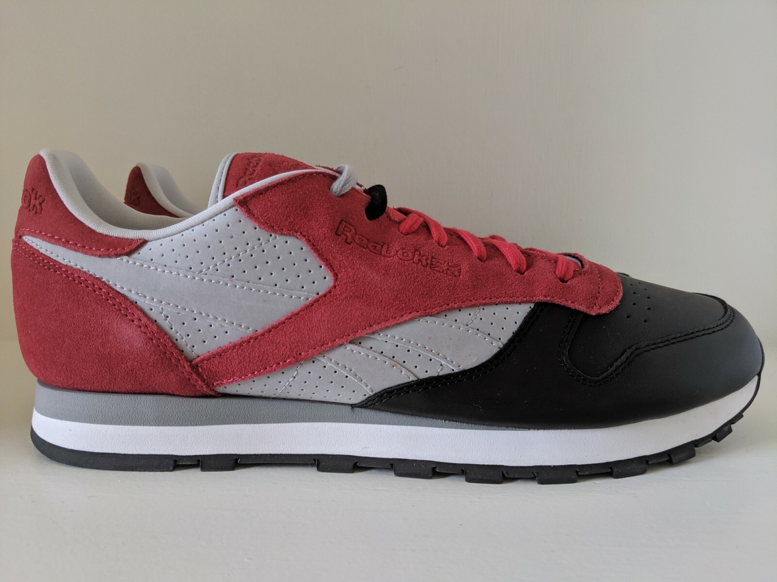2013 Reebok Classic Leather R12 Stash Black Grey Red CL LTHR Size 12  V54169: купить с доставкой из США, цена 13 490 руб - (113811930404)