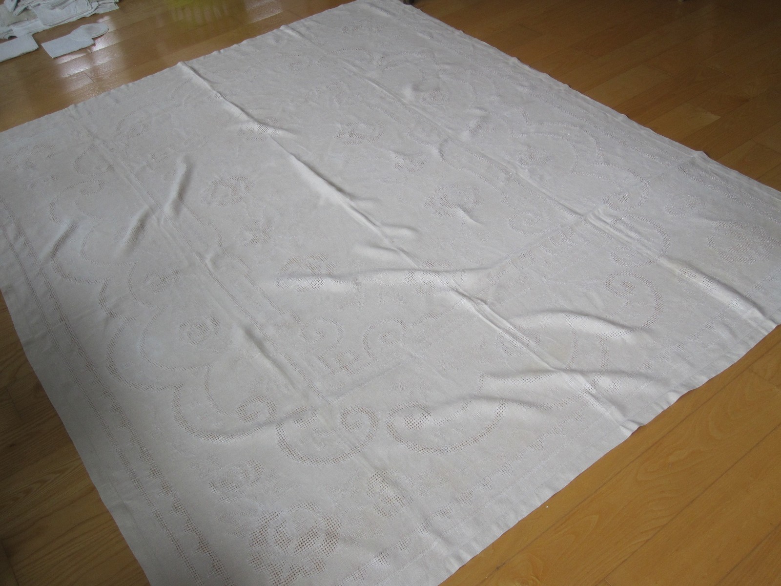 HANDSOME VINTAGE BEIGE NATURAL SOFT LINEN BLEND WOVEN TABLECLOTH 70
