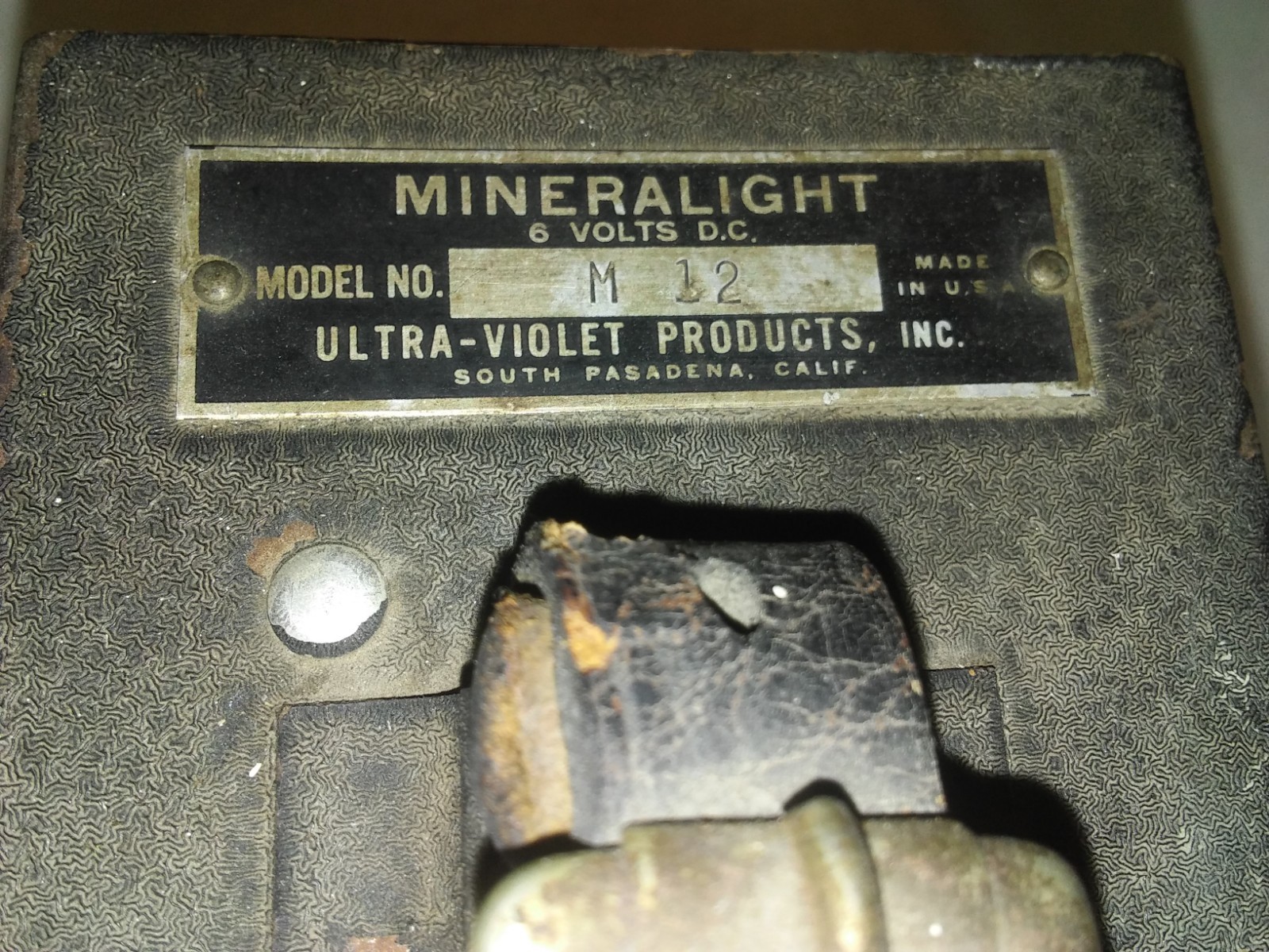 VINTAGE MINERALIGHT LIGHT MINERAL ULTRA VIOLET PRODUCTS INC model M-12, 6 volt