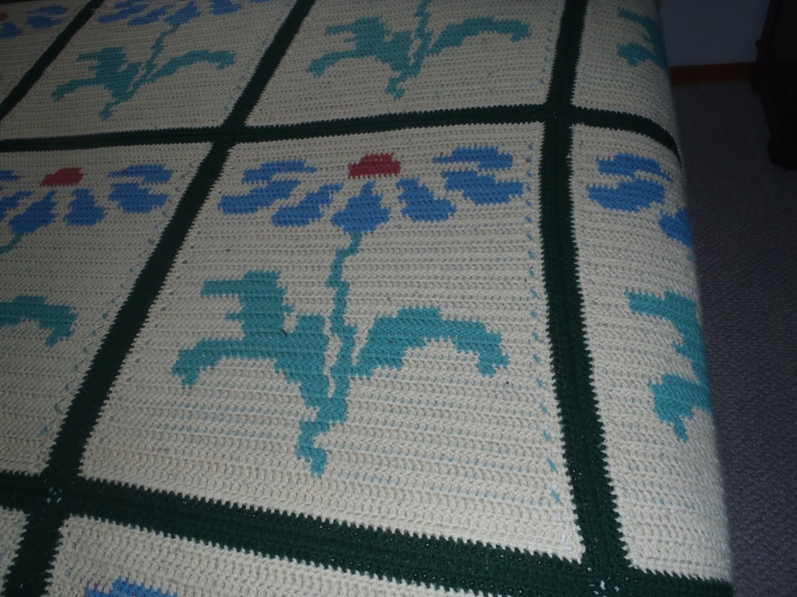 RARE VINTAGE HAND CRAFTED CROCHETED BED COVER FITS QUEEN SIZE BED 105