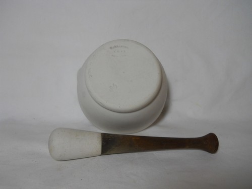 AN ANTIQUE MORTAR & PESTLE BY THOMAS MADDOCK & SON 3/0