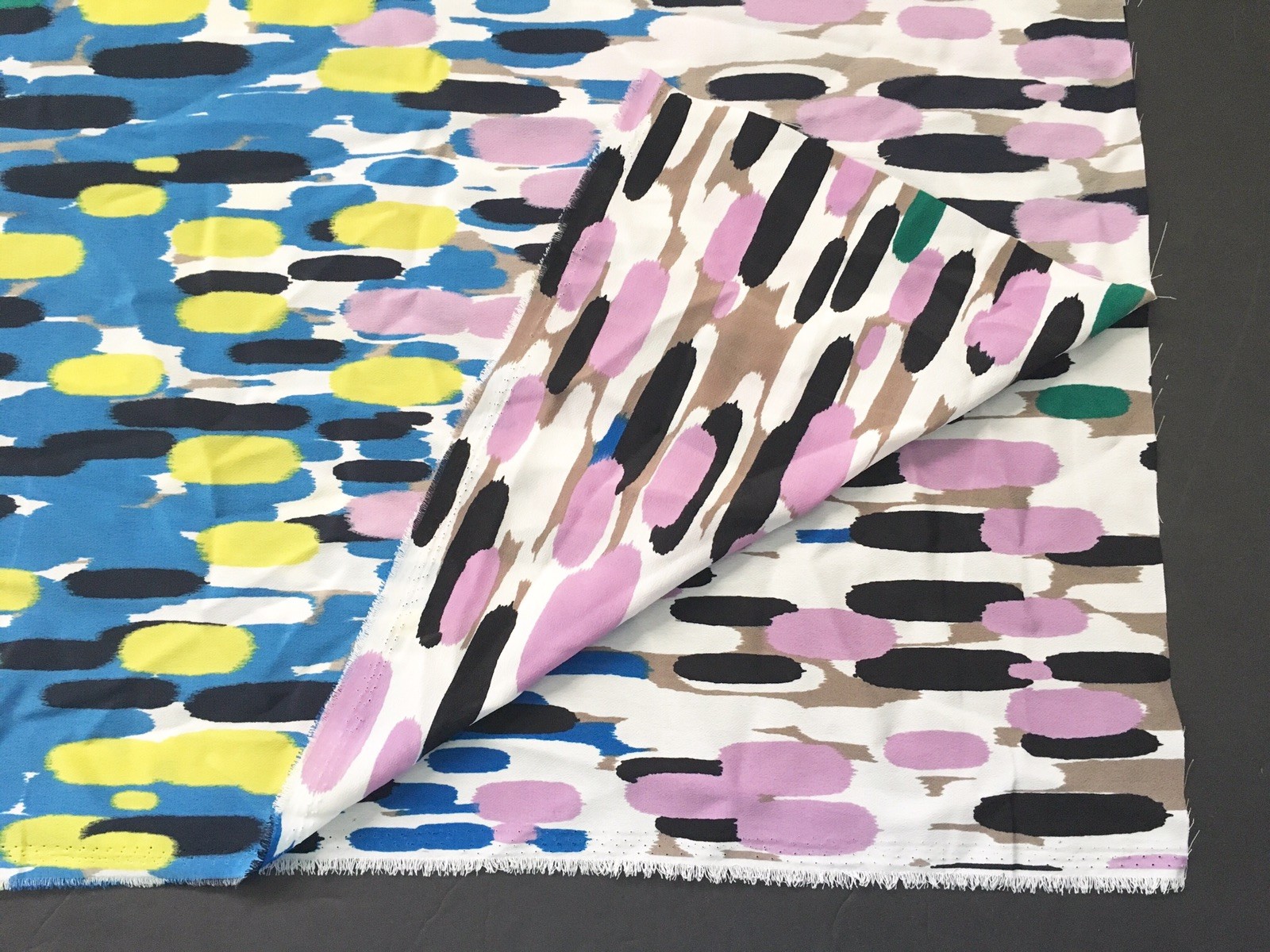 1970s VINTAGE DBL SIDED ABSTRACT PAINTING POLYESTER CREPE FABRIC 57