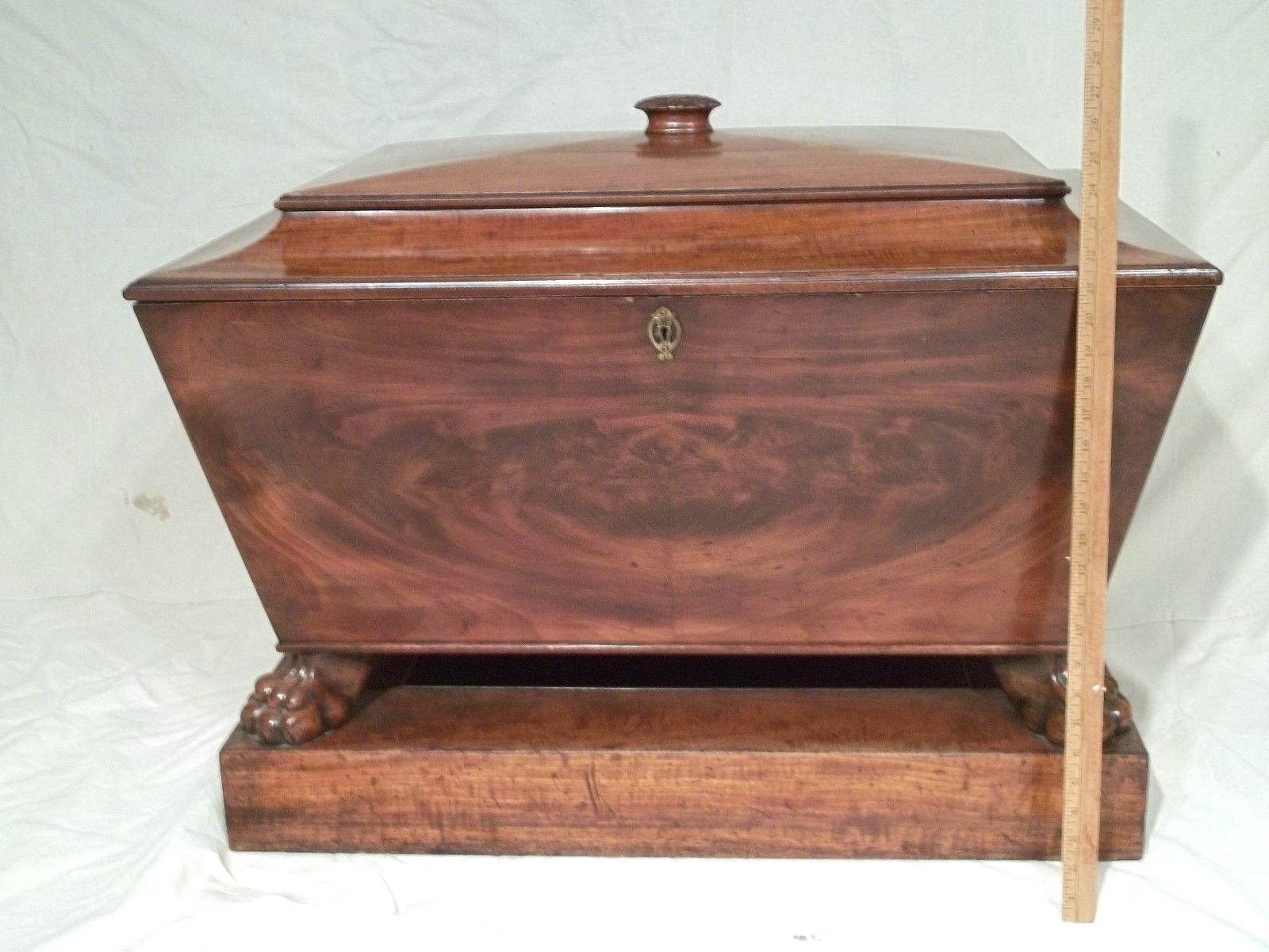 ANTIQUE AMERICAN 19th CENTURY CLASSICAL MAHOGANY CLAW FOOT WINE CELLARETTE