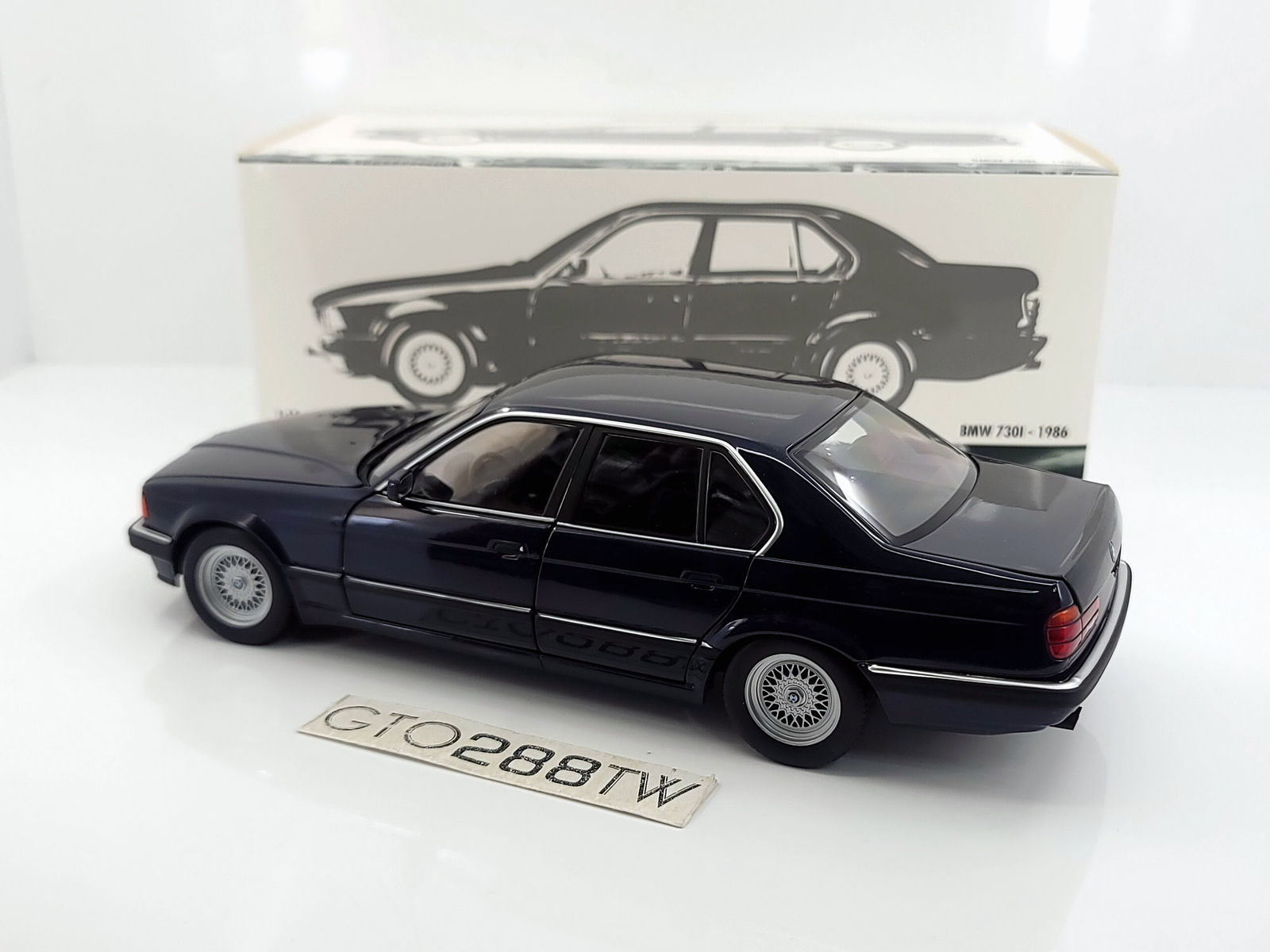 希少 1/18 BMW 730i ミニチャンプス(MINICHAMPS) E32 MINICHAMPS 1:18 BMW 7 Series 730i E32 1986 Diecast Model Car