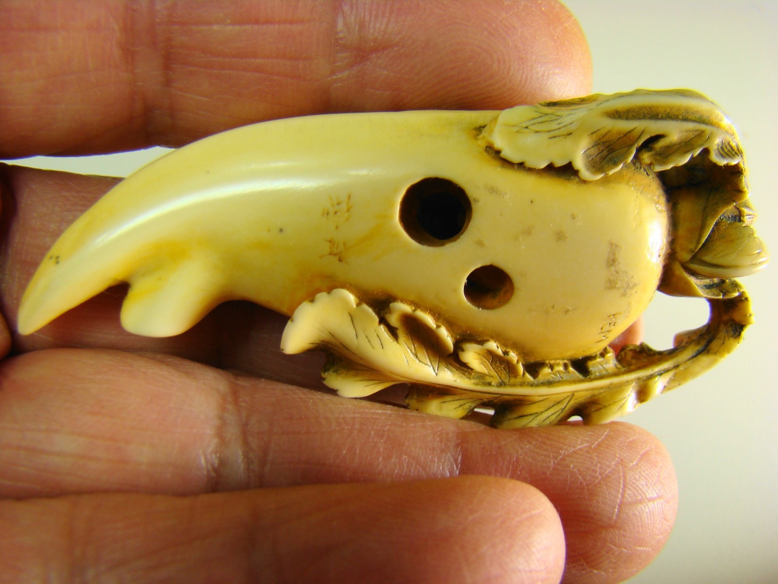 ANTIQUE JAPANESE CARVED DEER ANTLER NETSUKE SIGNED
