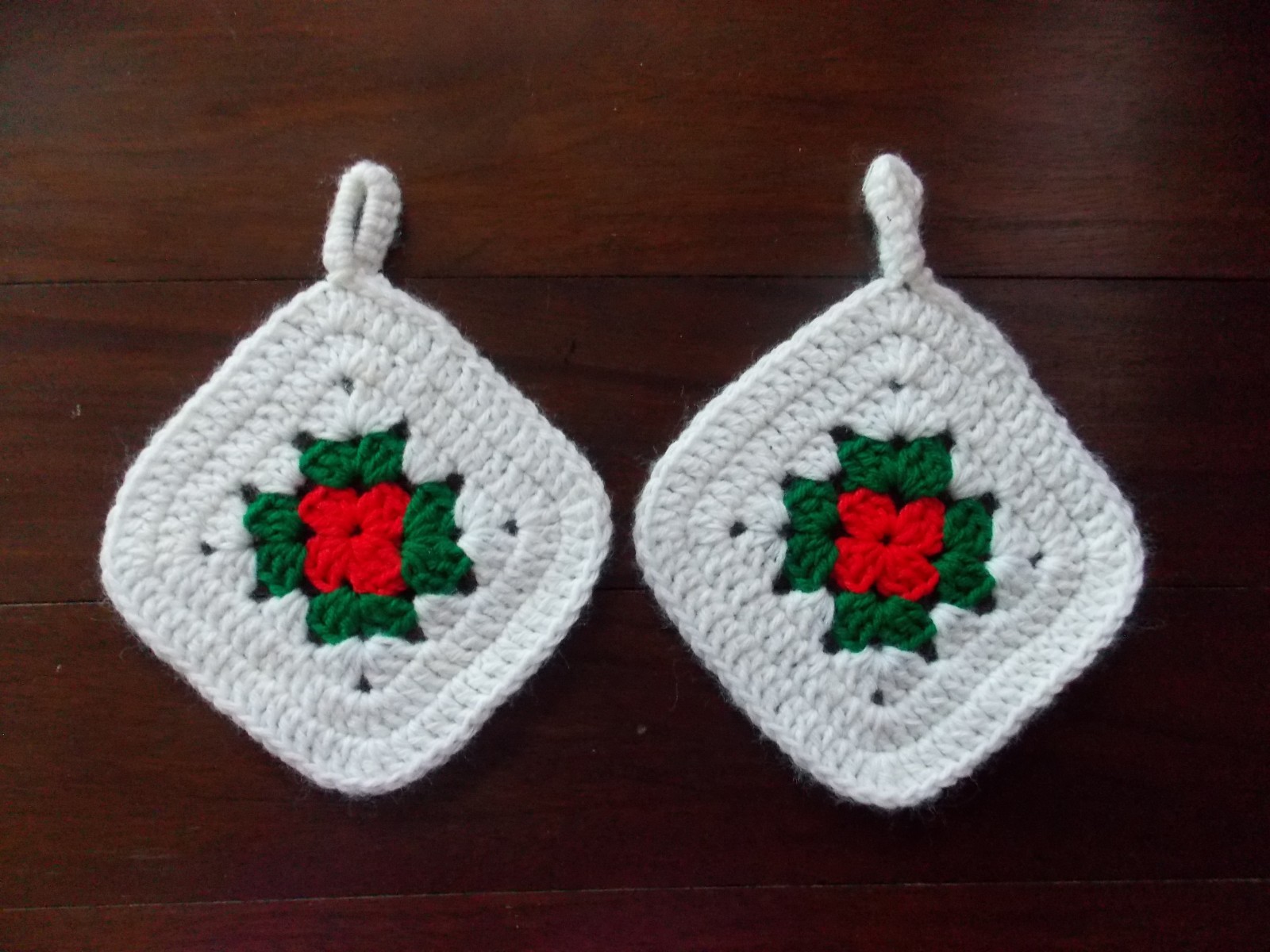 4 Vintage Crocheted Knitted Potholders Hot Pads Trivet Red Flowers