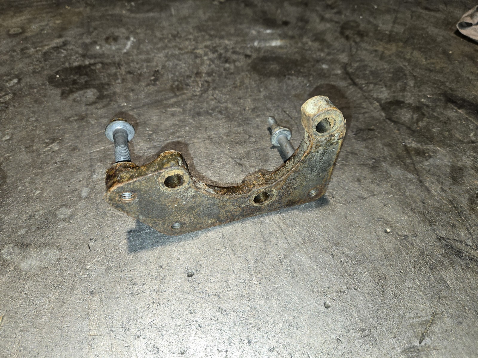 Dodge Ram Cummins 24V 5.9L Power steering pump Bracket 3947408 with bolts - Picture 3 of 4
