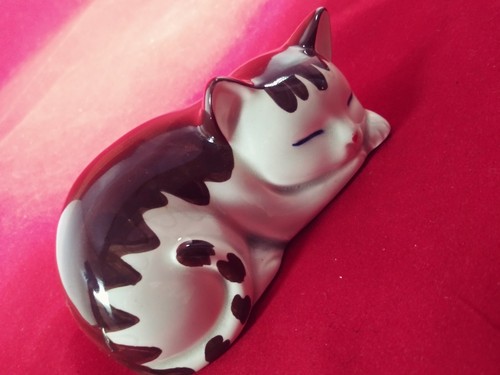 Vintage Takahashi SLEEPING CAT kitten Ceramic Potpourri Pomander Sachet Japan