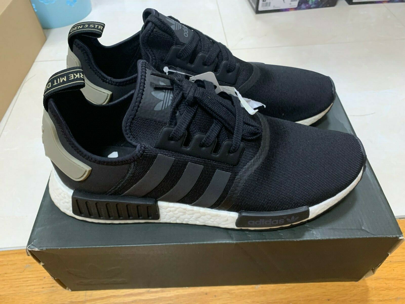 nmd r1 white trace grey